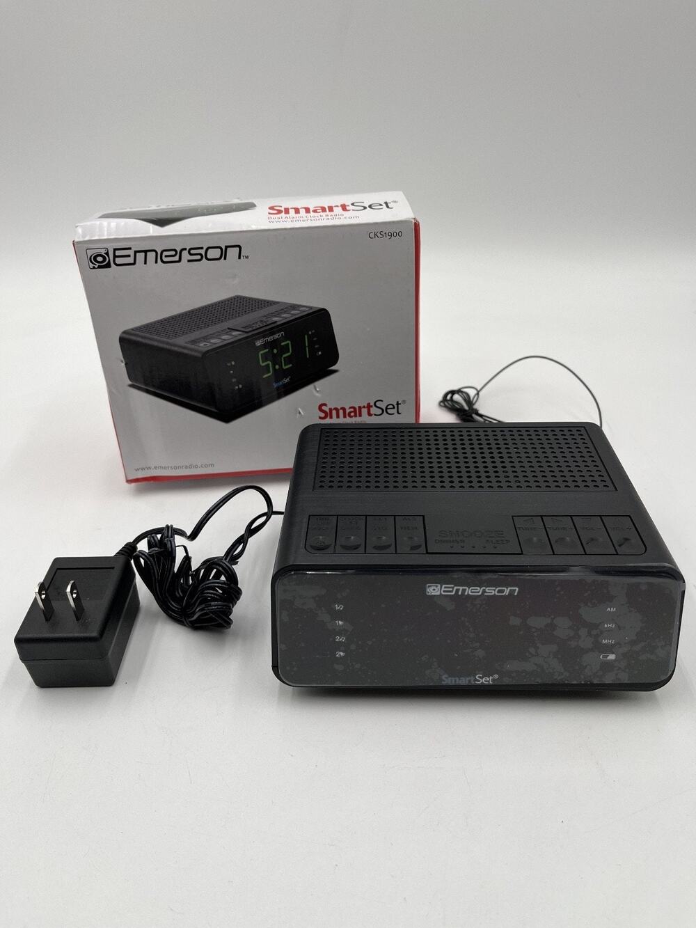 Emerson SmartSet AM/FM Dual Alarm Clock Radio, 0.9" Jade Green LED Display.